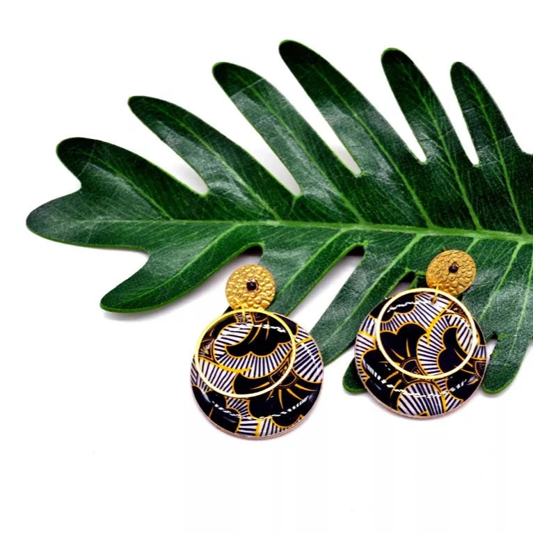 Unique-korvakorut koruhartsista tappikiinnityksellä – ranskalaista käsityötä