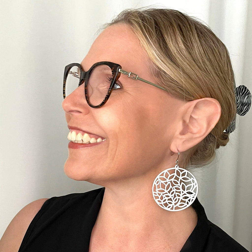 Verso-korvakorut korvassa – ekologiset design-korvikset