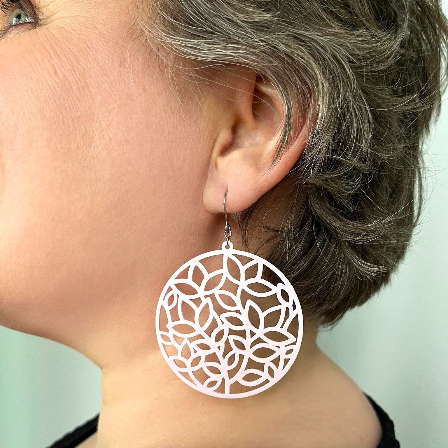 Verso-korvakorut korvassa – kotimaiset design-korvikset