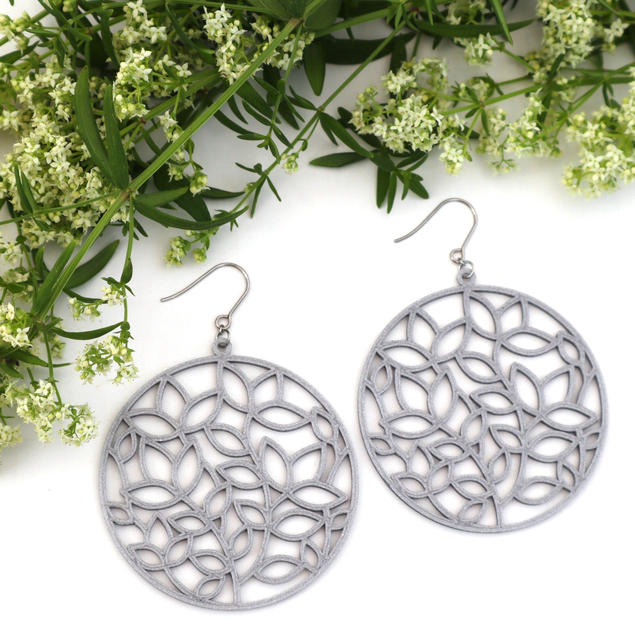 Hopeanväriset Verso-korvakorut koukuilla – suomalaiset design-korvikset