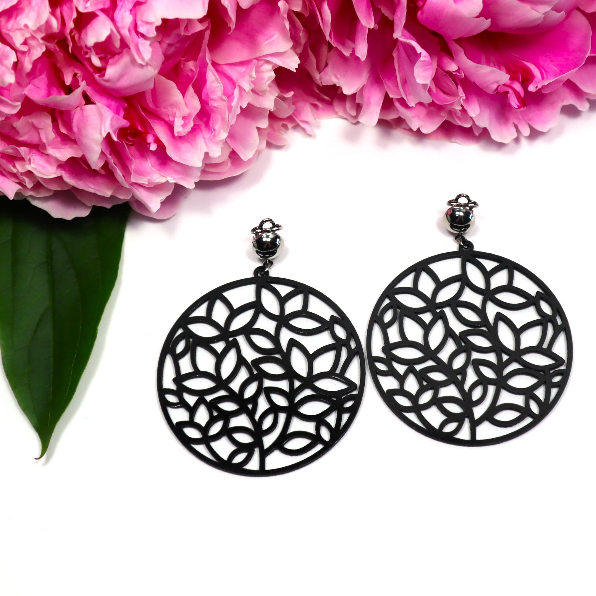 Mustat Verso-korvakorut klipseillä – kotimaiset design-korvikset