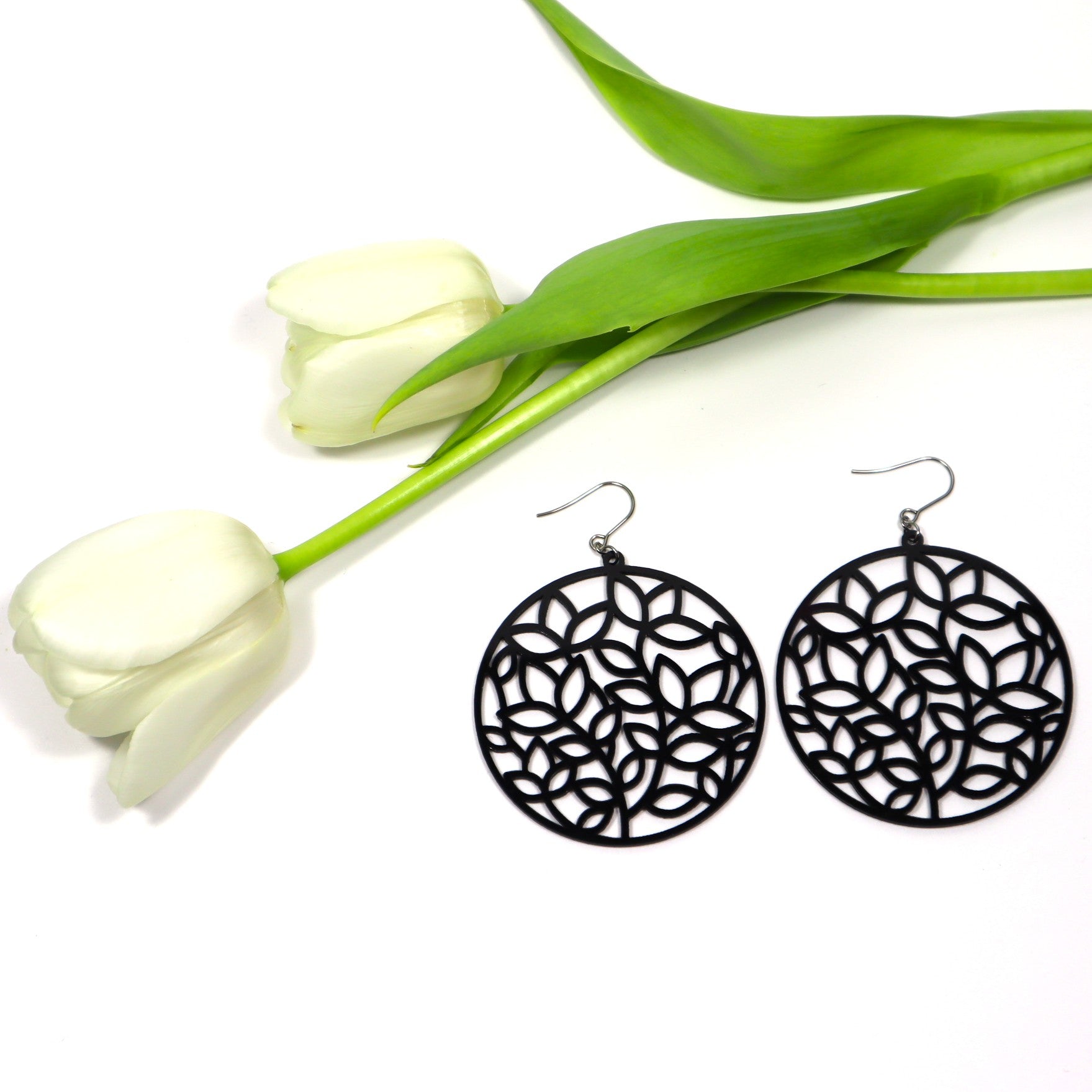 Mustat Verso-korvakorut koukuilla – suomalaiset design-korvikset