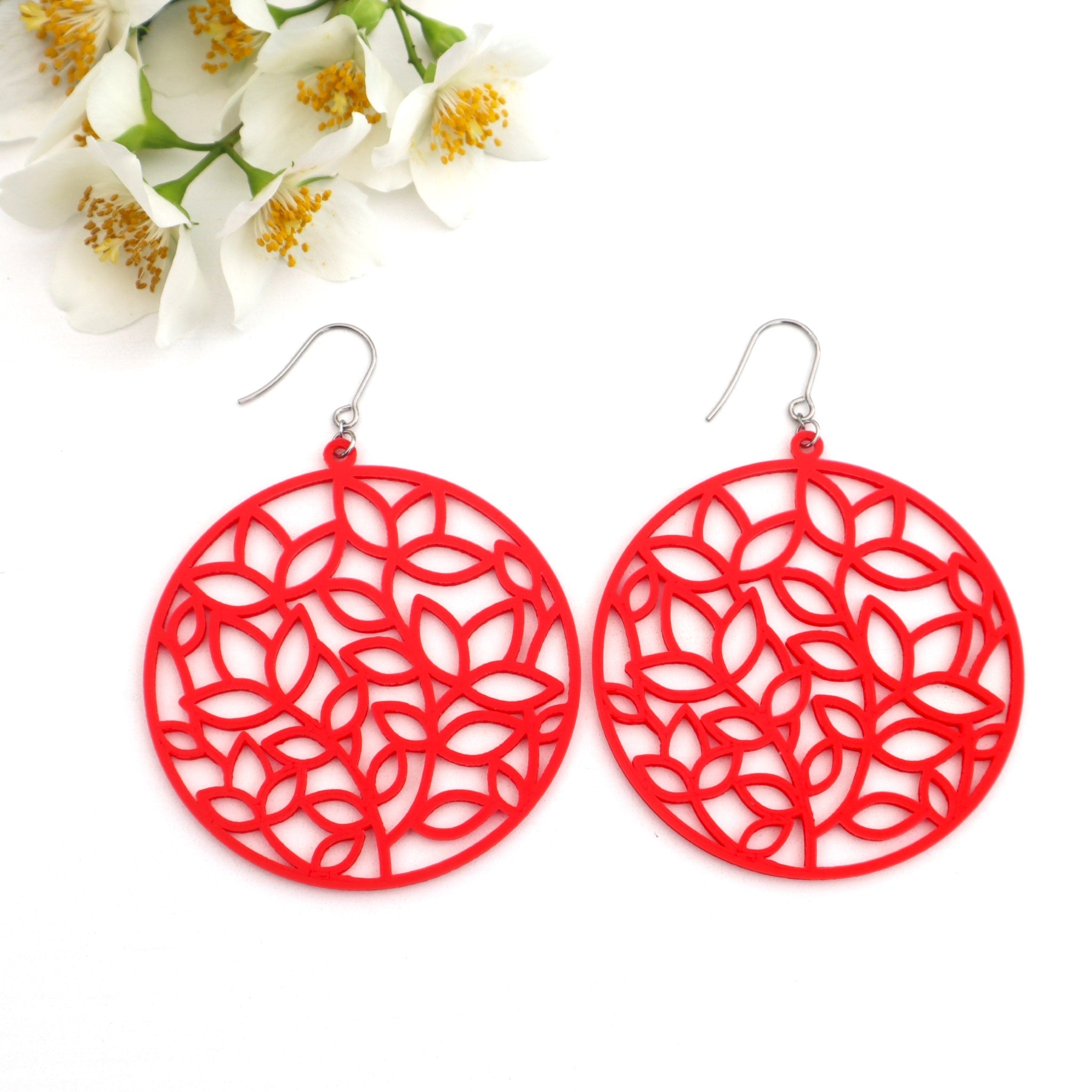 Punaiset Verso-korvakorut koukuilla – suomalaiset design-korvikset