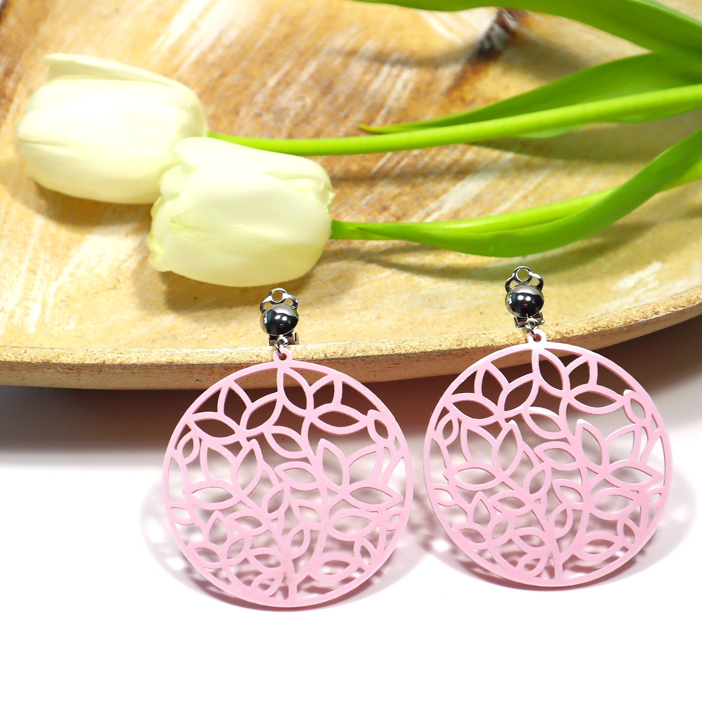 Vaaleanpunaiset Verso-korvakorut klipseillä – lävistämättömiin korviin sopivat korvikset