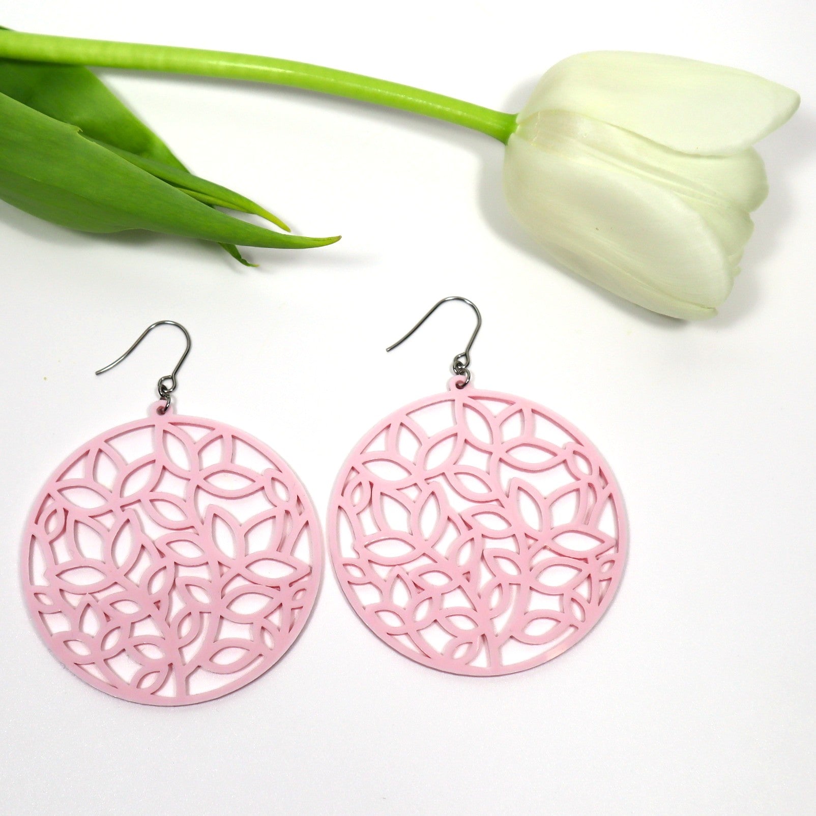 Vaaleanpunaiset Verso-korvakorut koukuilla – suomalaiset design-korvikset