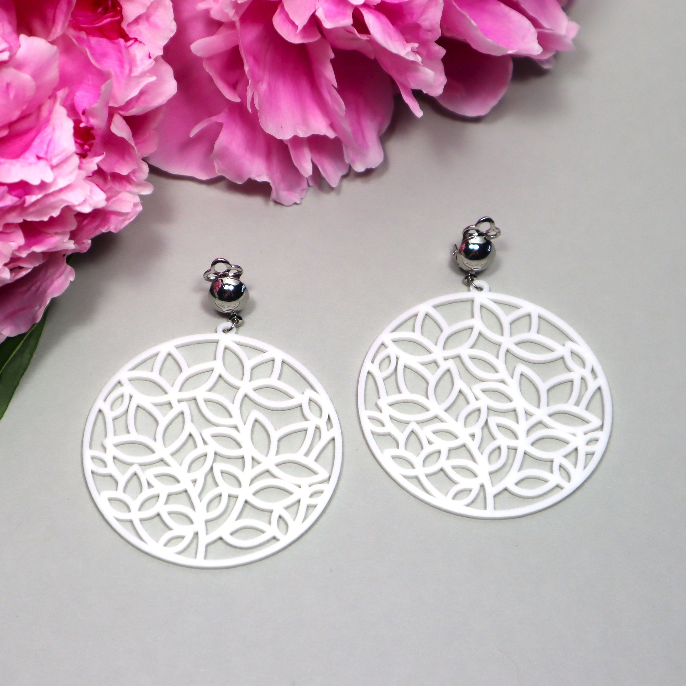 Valkoiset Verso-korvakorut klipseillä – lävistämättömiin korviin sopivat korvikset