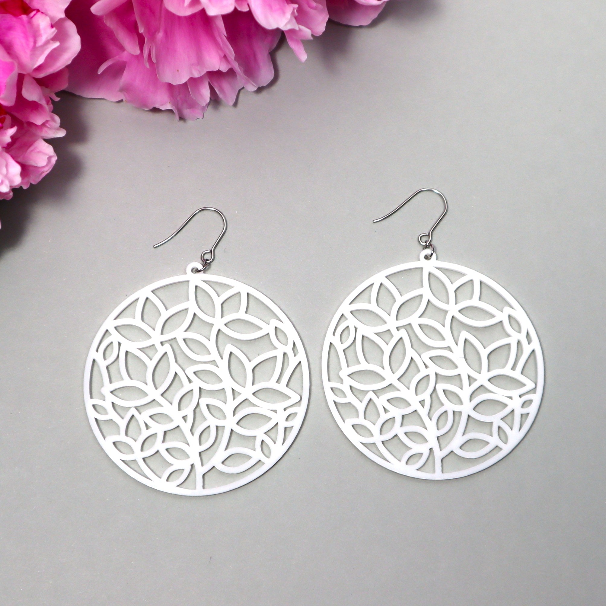 Valkoiset Verso-korvakorut koukuilla – suomalaiset design-korvikset