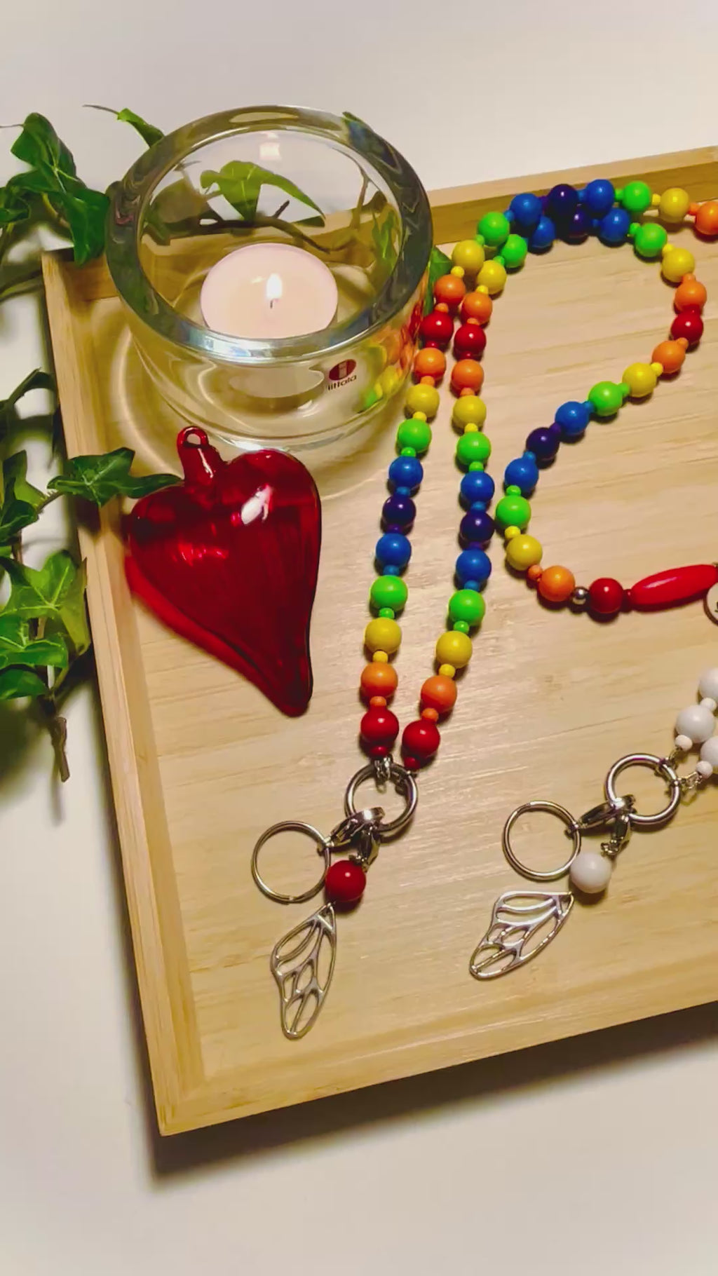 Avainnauha puuhelmistä